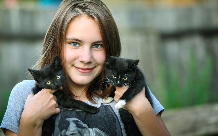 How to Find Overnight Care for Your Pets pet-sitting-girl-cats